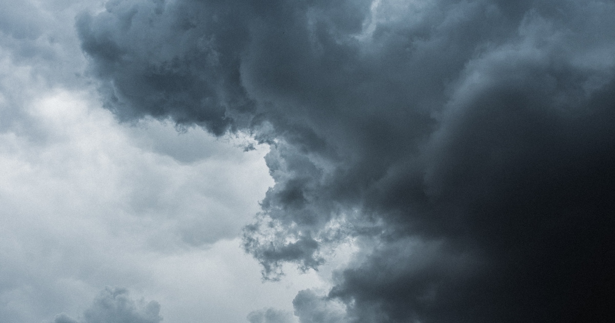 Stevige buien met fors onweer in Rijssen-Holten in de middag