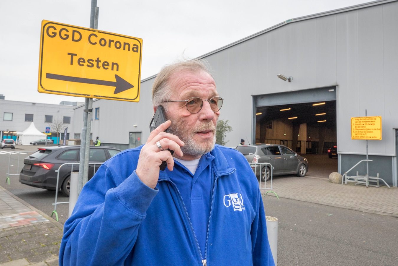 het-is-schrikbarend-druk-bij-de-zeeuwse-teststraten-drie-kwartier-in
