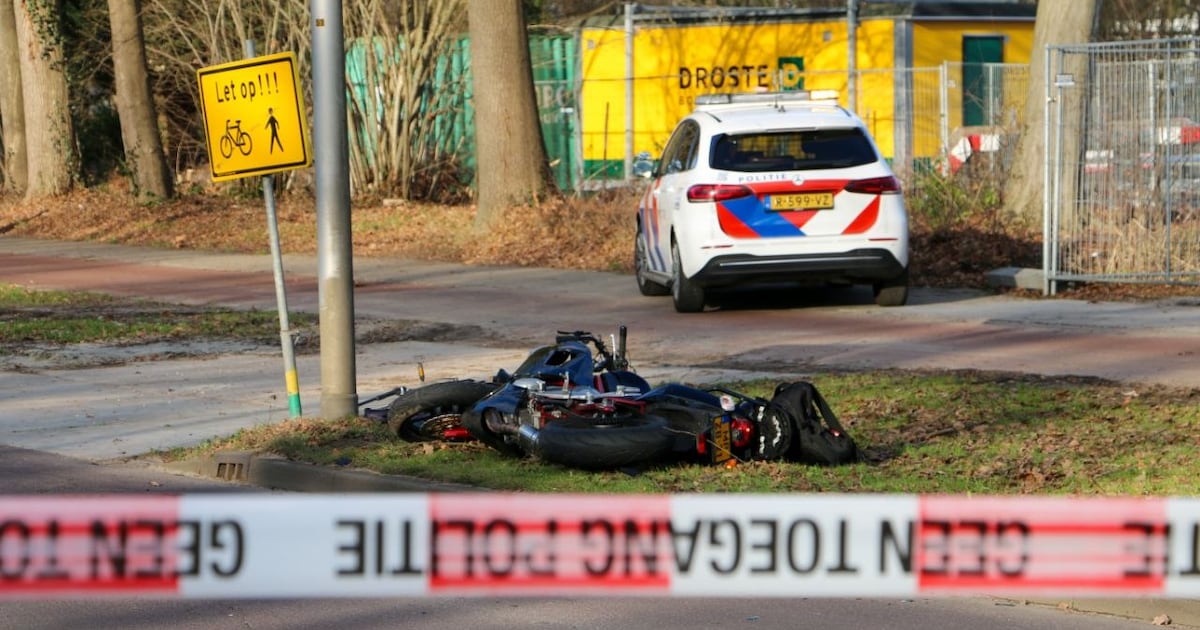 Fiets breekt doormidden bij ongeval op P.C. Hooftlaan in Hengelo, fietser gewond naar ziekenhuis