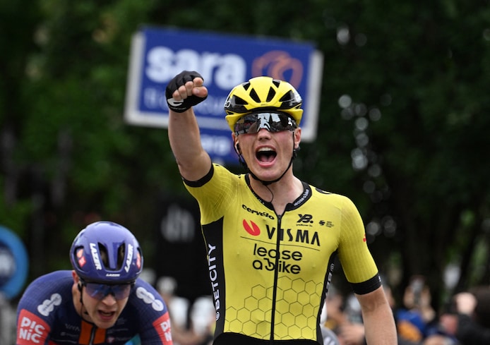 Olav Kooij klopte Casper van Uden in de sprint in Viadana.