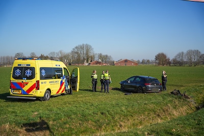 Auto belandt in weiland bij de Broekhuizerstraat in Wehl