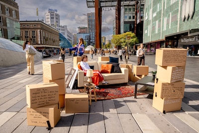 Bij gebrek aan een echte woning bouwen jongeren maar een ‘woonkamer’ op het 18 Septemberplein