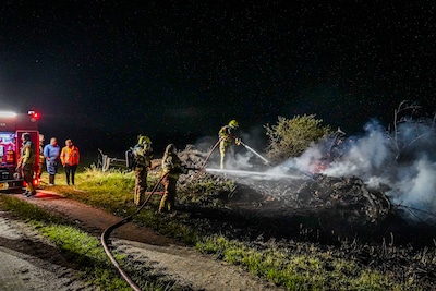 Brandweer uren bezig met brandende stapel agrarisch afval in Spijk