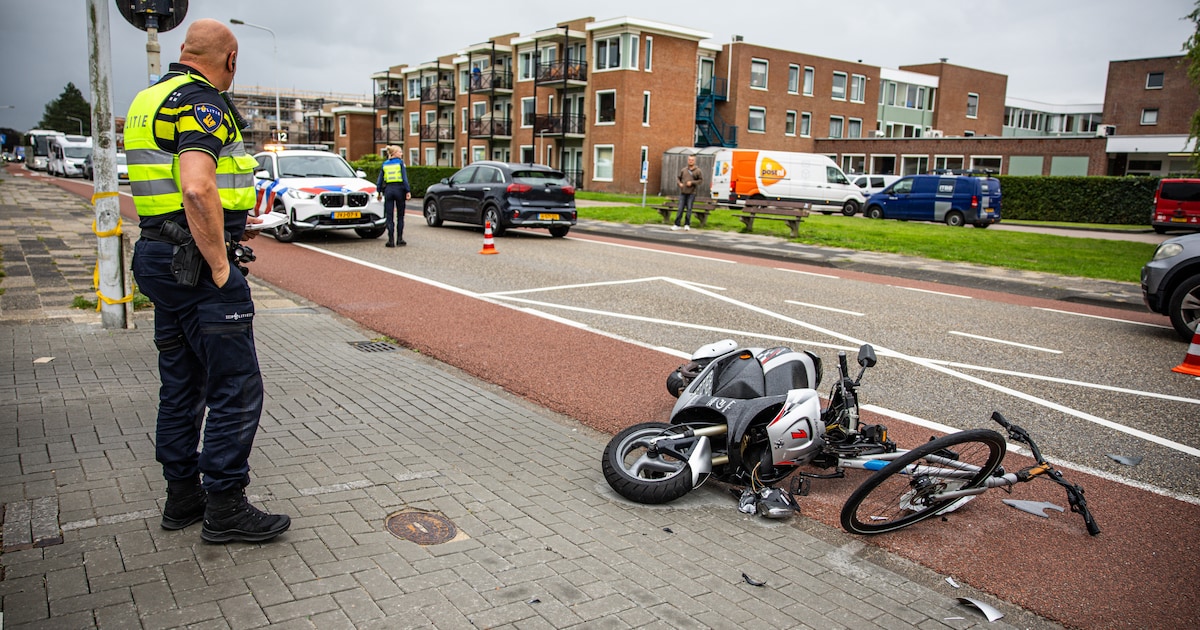 Fietser en scooterrijder gewond na botsing in Sneek