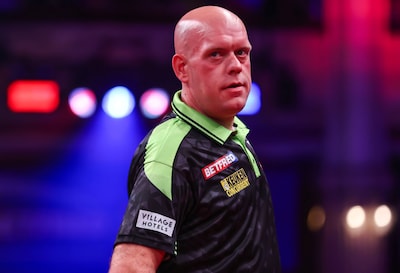Ongeloof in Amsterdam: titelverdediger Van Gerwen mist zes wedstrijdpijlen en verliest