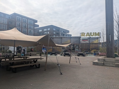 Zwevende skippyballen en pop-up hondenclub: Raum opent nieuw seizoen