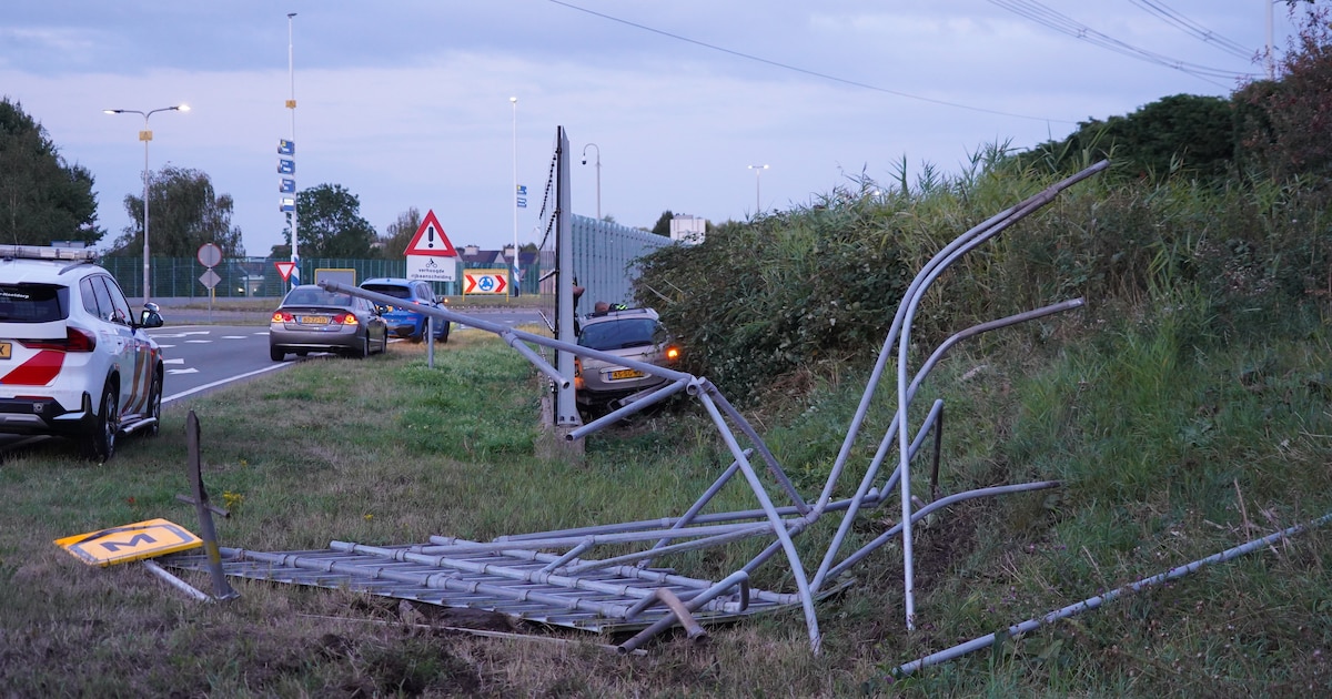 Auto ramt bord en zit klem tussen geluidswal op N470, bestuurder neemt de benen