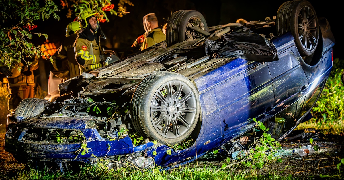 Dronken bestuurder (28) zwaargewond nadat auto over de kop slaat in Wijnjewoude
