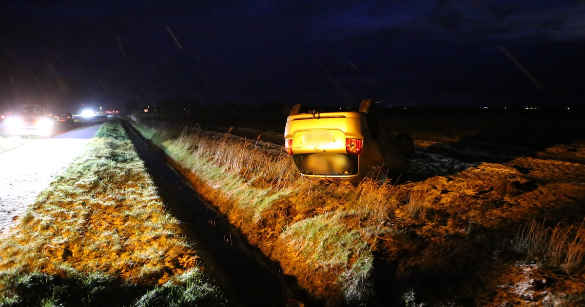 Automobilist belandt ondersteboven in weiland in De Koog