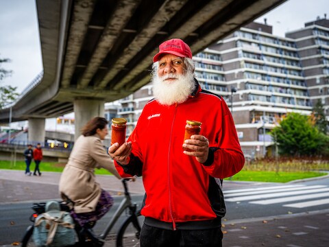 De Rotterdamse Sambalman poseert met sambal in Rotterdam-Zuid. 