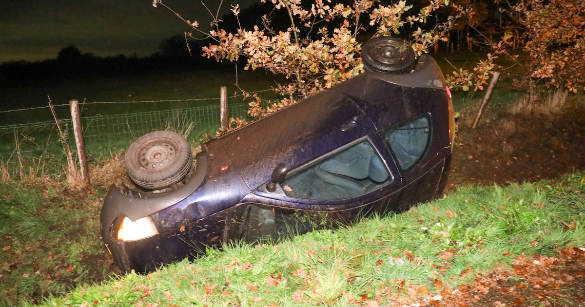 Auto ondersteboven in sloot langs Barneveldsestraat in Scherpenzeel