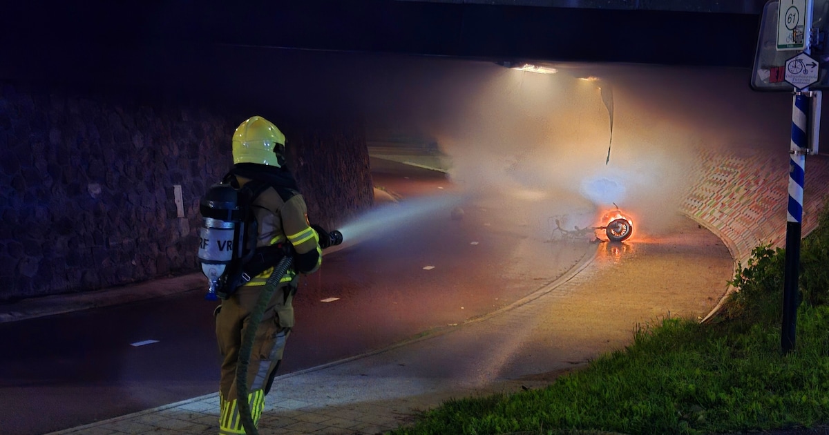 Scooter vliegt in brand in tunnel onder Europaplein in Leeuwarden