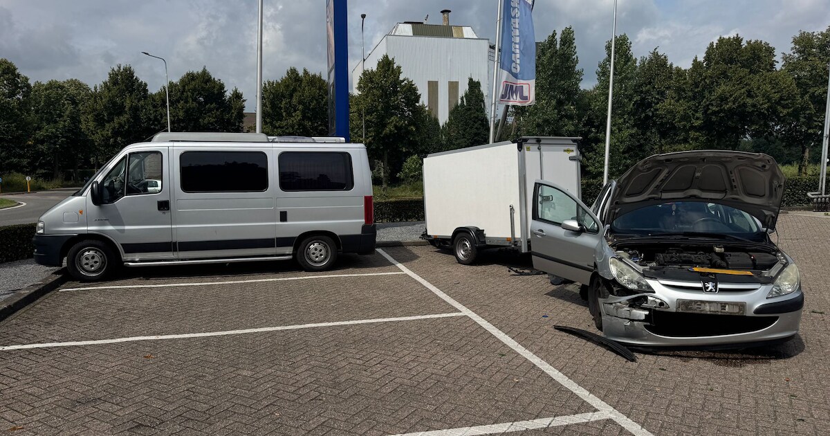 Auto veroorzaakt ravage met onmogelijke inhaalmanoeuvre in Gemert | Gemert-Bakel
