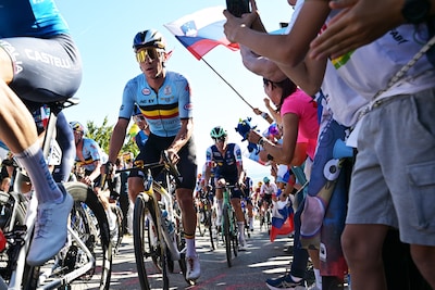 Topfavoriet Evenepoel valt na aanval, domper voor Nederlandse ploeg met opgave kopman Poels