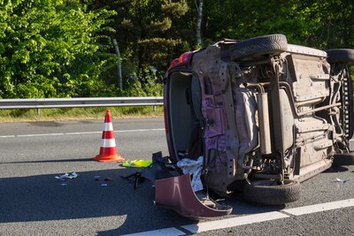 Auto op zijn kant bij ongeval op A67 richting Eindhoven