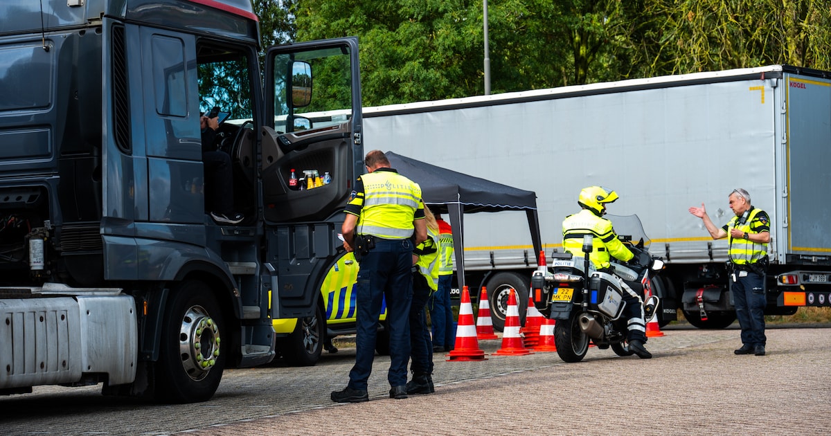 Meerdere vrachtwagens door politiemotoren van Merwedebrug gehaald