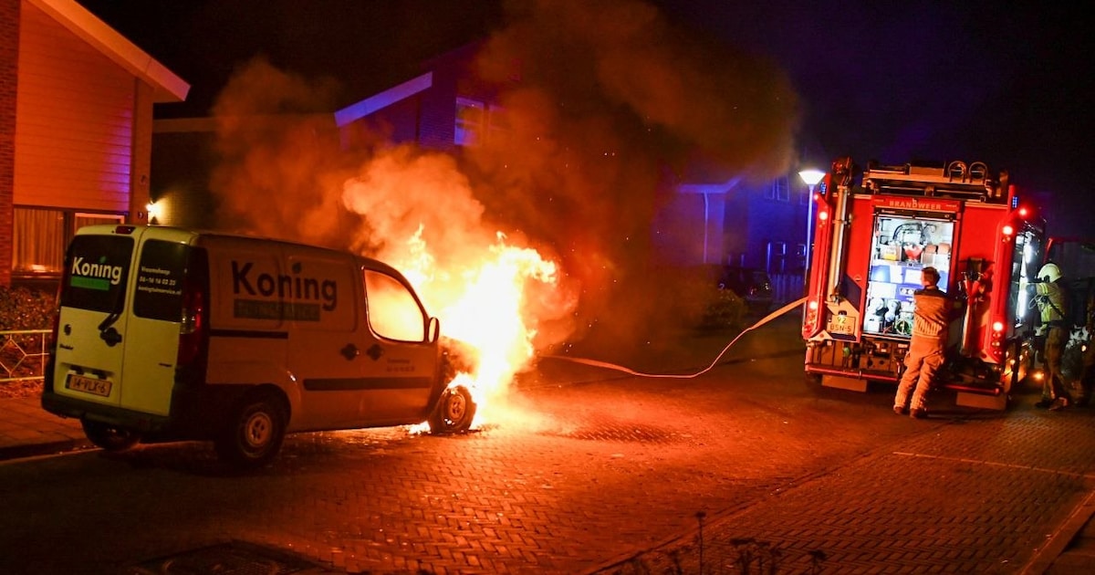 Geparkeerde bestelauto staat middenin de nacht in lichterlaaie in Vroomshoop
