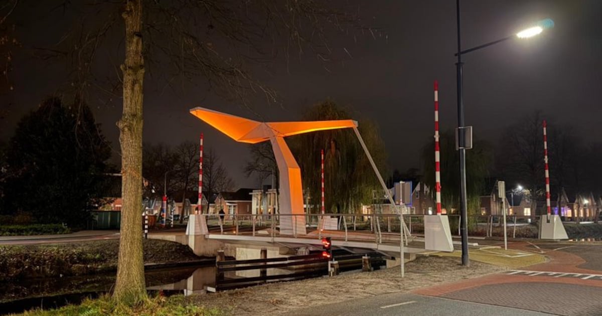 Drouwenermondsebrug in Stadskanaal kleurt oranje voor Orange the World