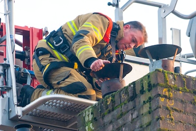 Vogel zit vast in schoorsteenpijp in Oss: brandweer zoekt met hoogwerker, maar vindt hem niet
