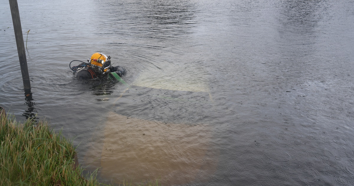 Auto in het water bij Meppel, omstanders helpen bestuurder op het droge