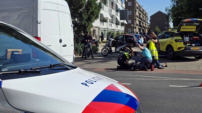 Man op scooter gewond na aanrijding op kruising in Dordrecht