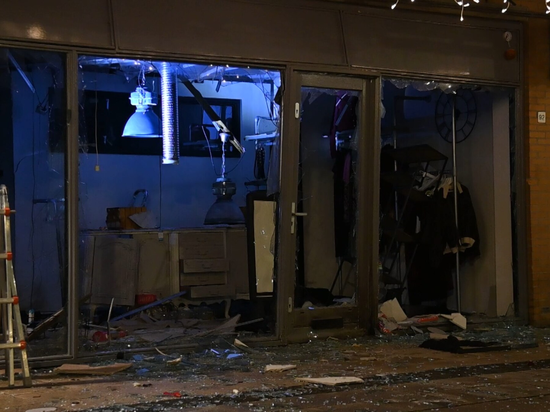 Pui Bredase kledingwinkel opgeblazen, straat vol glas