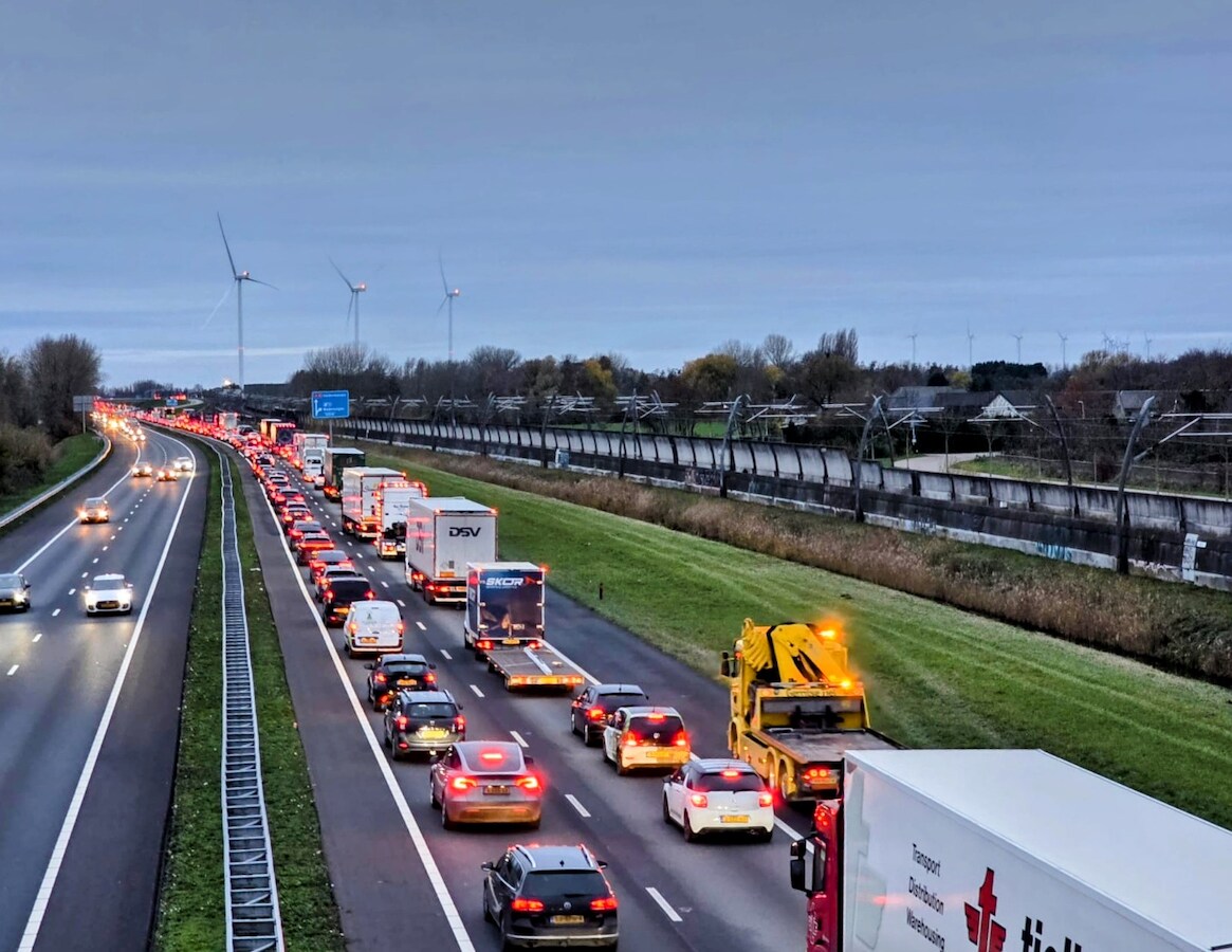Verkeershinder tussen Nijmegen en Gorinchem op de A15 opgelost ...