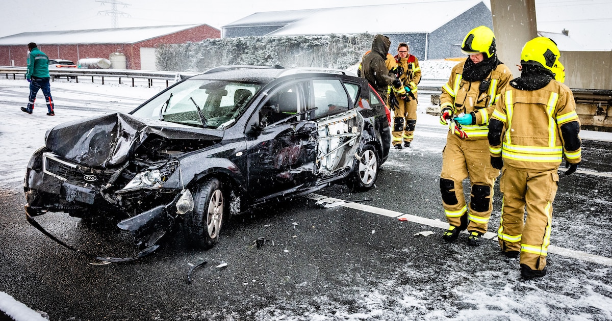Zes auto's door gladheid op elkaar gebotst op A29 bij Klaaswaal