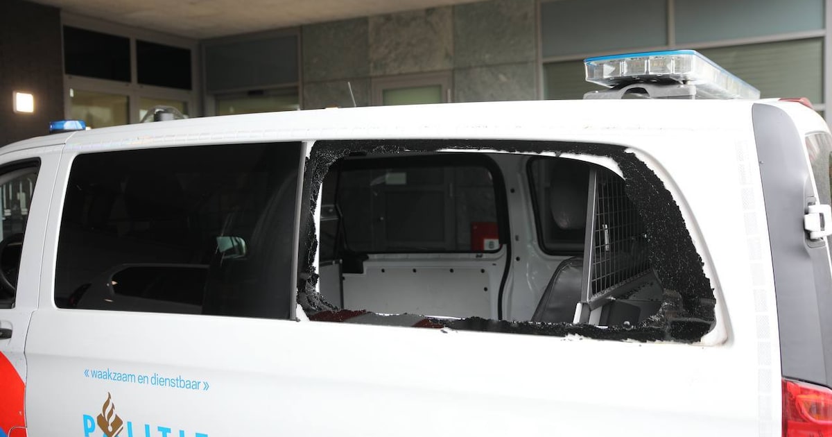 Man (27) kopt ruit politiebusje kapot na aanhouding in Apeldoorn