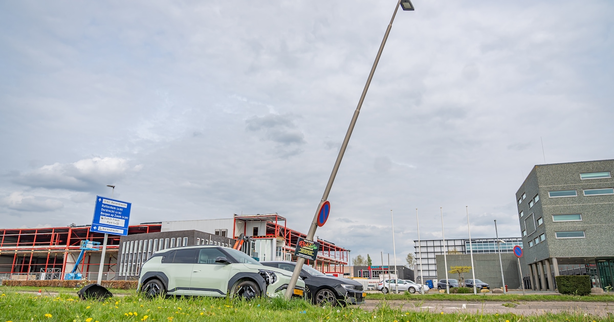 Auto botst tegen lantaarnpaal in Barendrecht