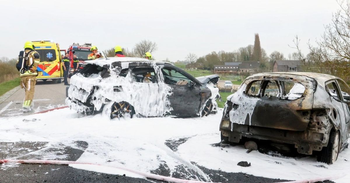 Auto's in brand na botsing in Culemborg: twee inzittenden gewond