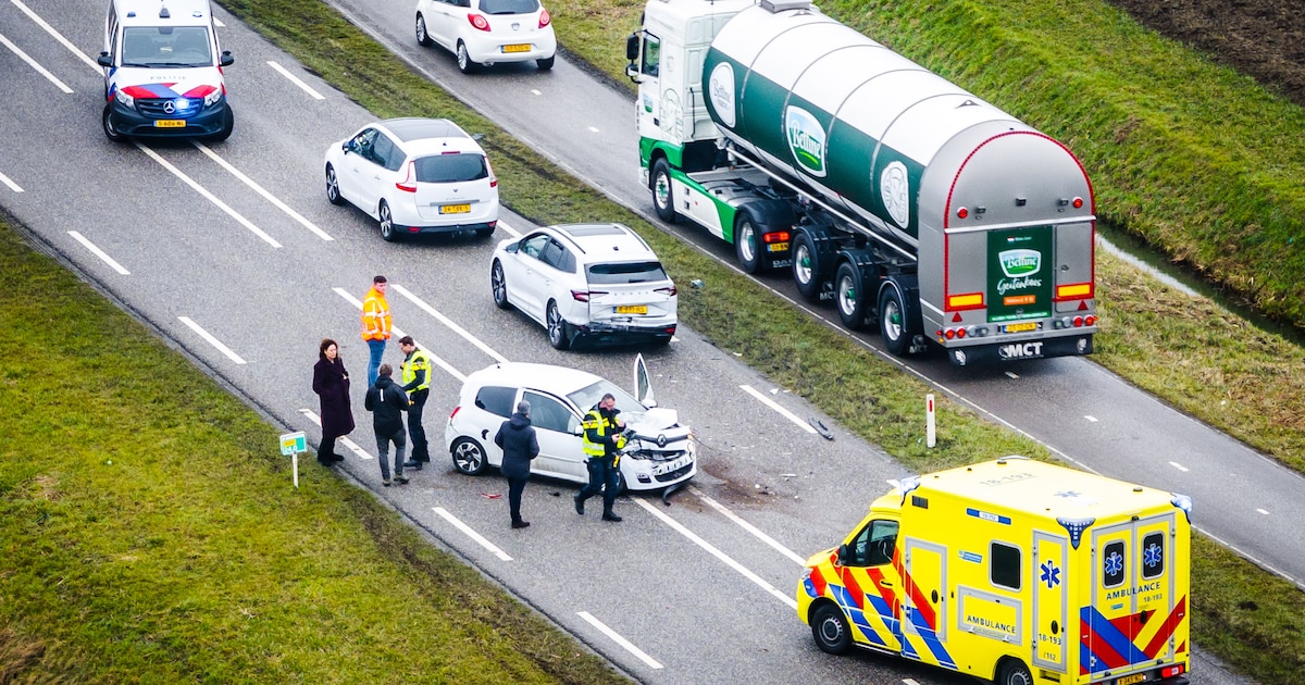 Harde botsing tussen twee auto’s op N217 in ‘s-Gravendeel