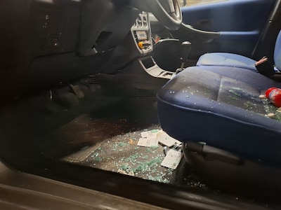 Weer ruiten ingeslagen op Tilburgse parkeerterreinen, en de buit? ‘Het enige wat is meegenomen is éé