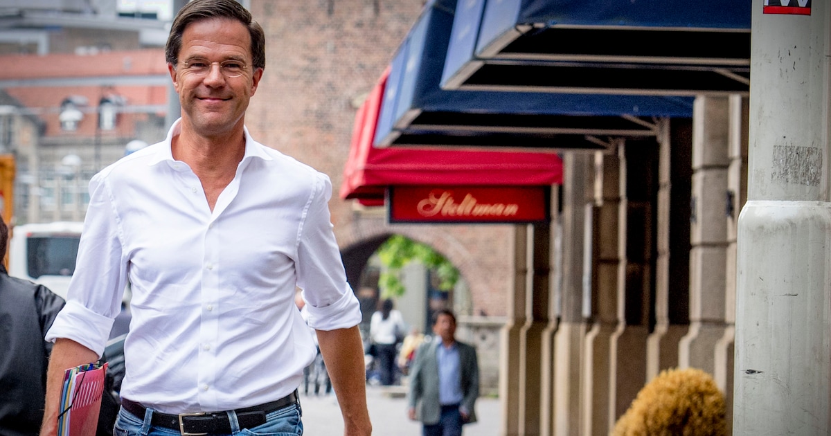 'Rutte kan toch moeilijk in een T-shirt van Ajax rond gaan lopen ...