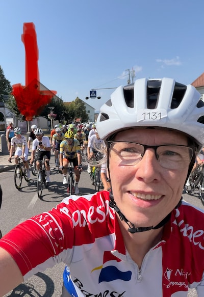 Mooi avontuur voor wielerfan Kirsten: heel even fietste ze bergop vóór Tour-winnaar Tadej Pogacar
