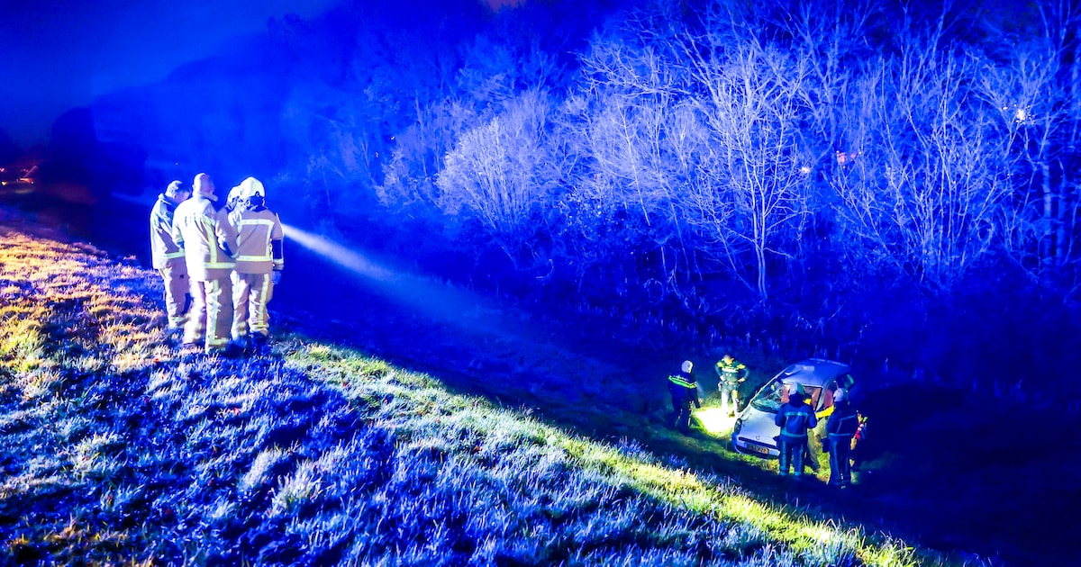 Auto onderaan talud langs de N382 in Coevorden