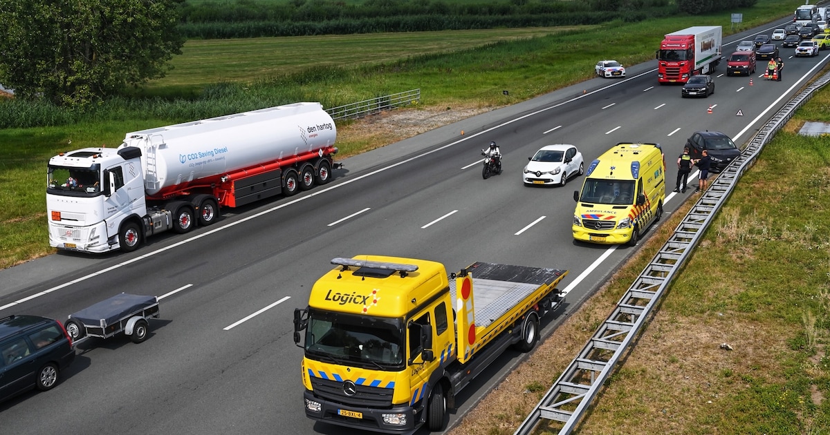 Aanrijding tussen vrachtwagen en auto op A2 bij Vianen
