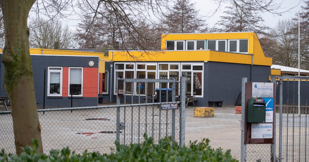 In deze oude school stinkt het en kindjes moeten hun jas aanhouden om het een beetje warm te krijgen