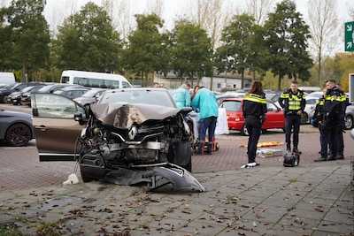 Auto ramt boom in Kampen, vrouw gewond naar ziekenhuis