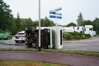 Camper vliegt uit de bocht op rotonde in Dalfsen