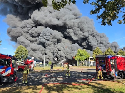 Zeer grote brand op bedrijventerrein in Lelystad: meerdere panden verwoest