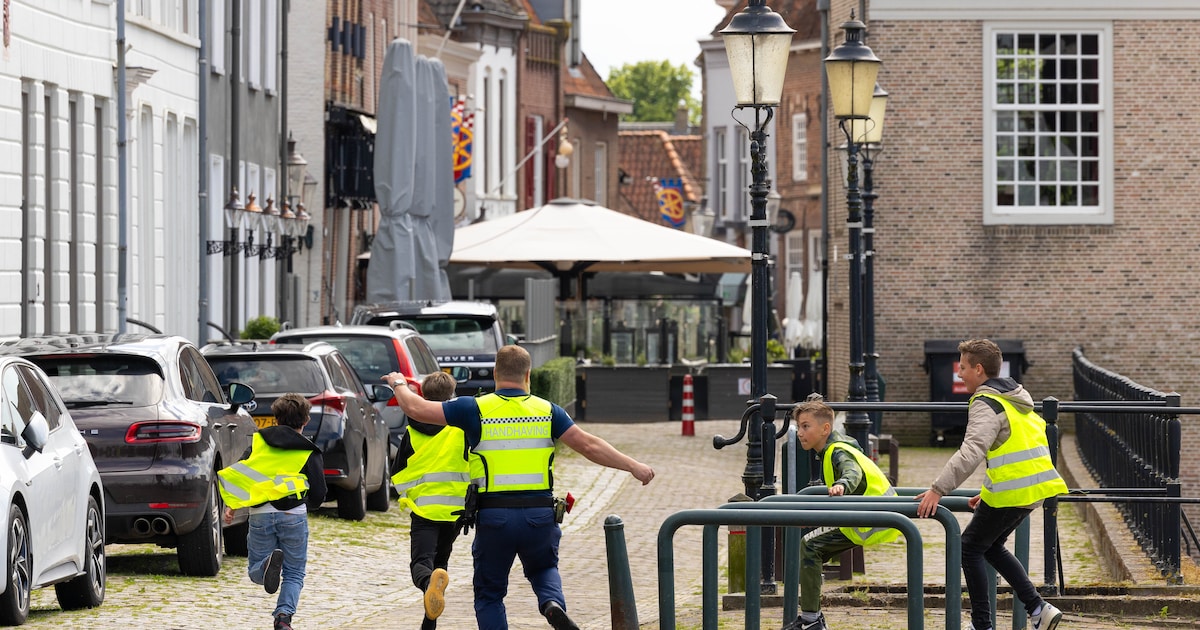Jongeren proberen uit handen van politie te blijven tijdens spel 'Hunted' in Bergen