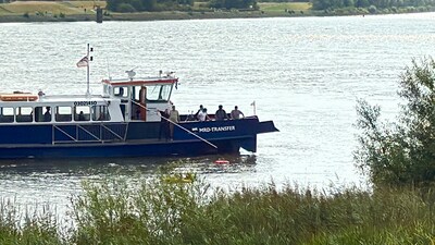 Schipper van veerpont redt drenkeling in Spijkenisse