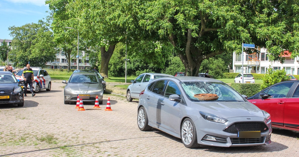 Rioolputdeksel vliegt na harde knal op autoraam in Leeuwarden
