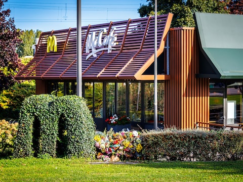 Bloemen bij de McDonald’s waar de 15-jarige Jerryson door de politie werd doodgeschoten. 