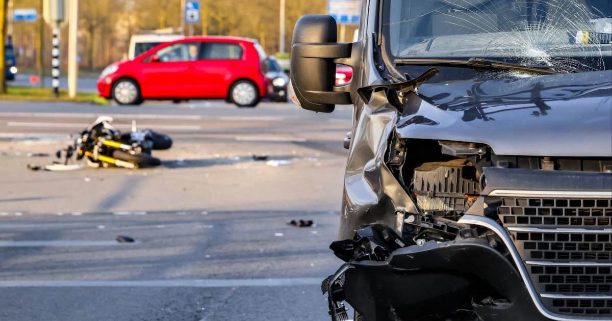 Zware aanrijding in Hengelo: motorrijder gewond