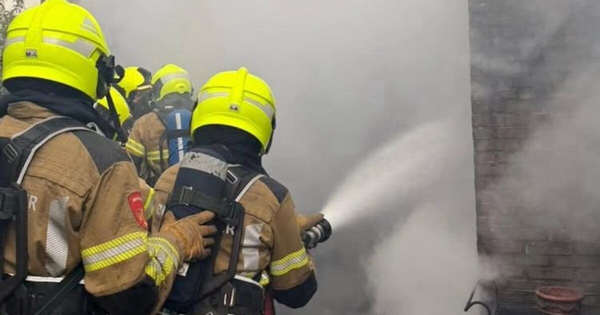 Hevige rook doordat schutting volledig in de fik staat in Hoogerheide