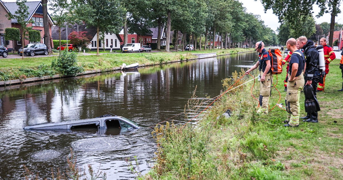 Bestelbus belandt in water na ongeval in Ter Apel