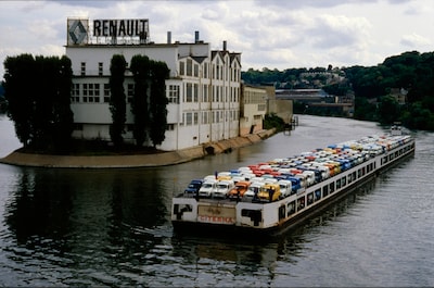 ‘Drijvende Renault-fabriek’ midden in de Seine is nu autovrij kunsteiland