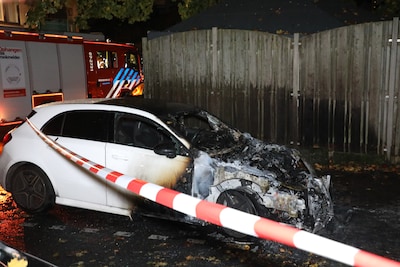 Auto deels verwoest door brand op Jadestraat in Ede